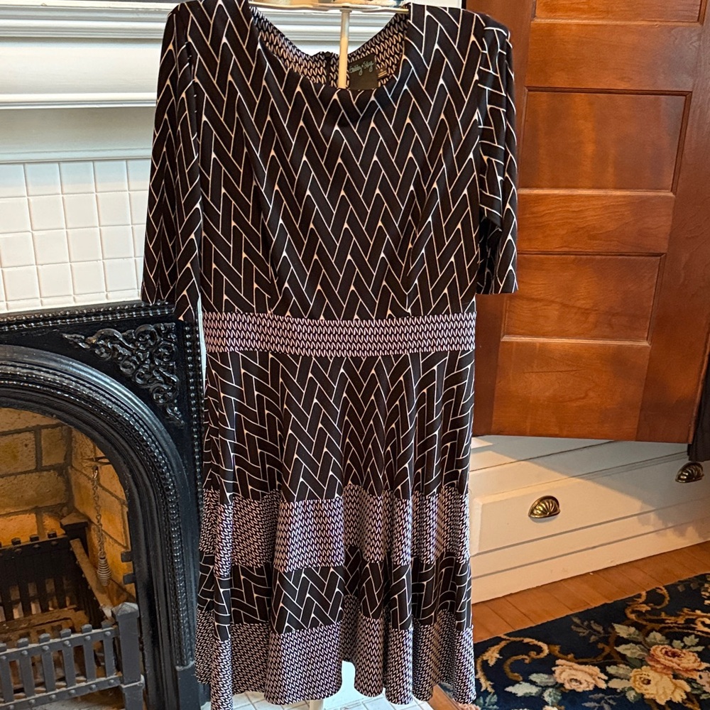 Gabby Skye Geometric Black and White Long Sleeve Dress- worn 1x- great condition